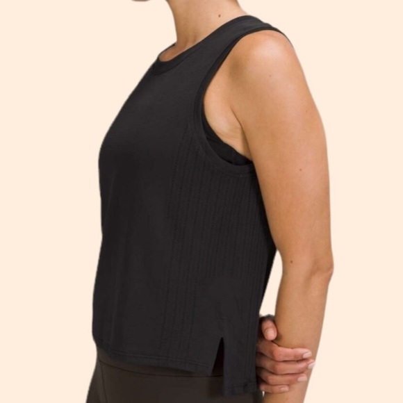 LULULEMON BLACK TRAIN TO BE SLEEVELESS CROP ATHLETIC TANK TOP WOMENS SZ 4 - Picture 7 of 8